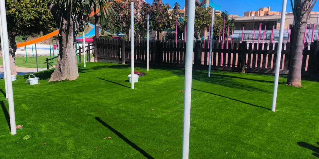 Césped Artificial Zonas de Jardín en el Parque Acuático Aquamijas