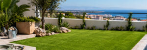 Césped artificial y el sol de Málaga: Guía completa de mantenimiento para el verano / Artificial Grass Maintenance in Malaga: Complete Usage Guide and Summer Care Tips